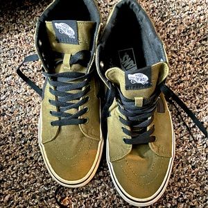 Off the wall Van’s sneakers 8 1/2